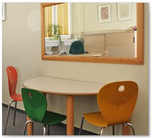 Eine gute Sitzhaltung beim ben wird durch unterschiedliche Stuhlhhen vor dem Spiegel und verstellbare Sthle am Schreibtisch gewhrleistet.